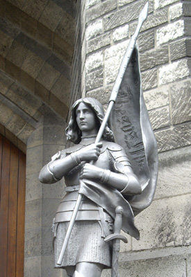 Statue_de_Jeanne_d'Arc,_Basilique_Sainte-Jeanne-d'Arc,_Paris
