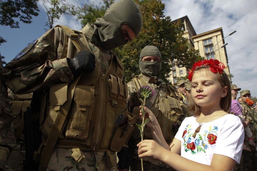 Fille donne fleur volontaire Donbass