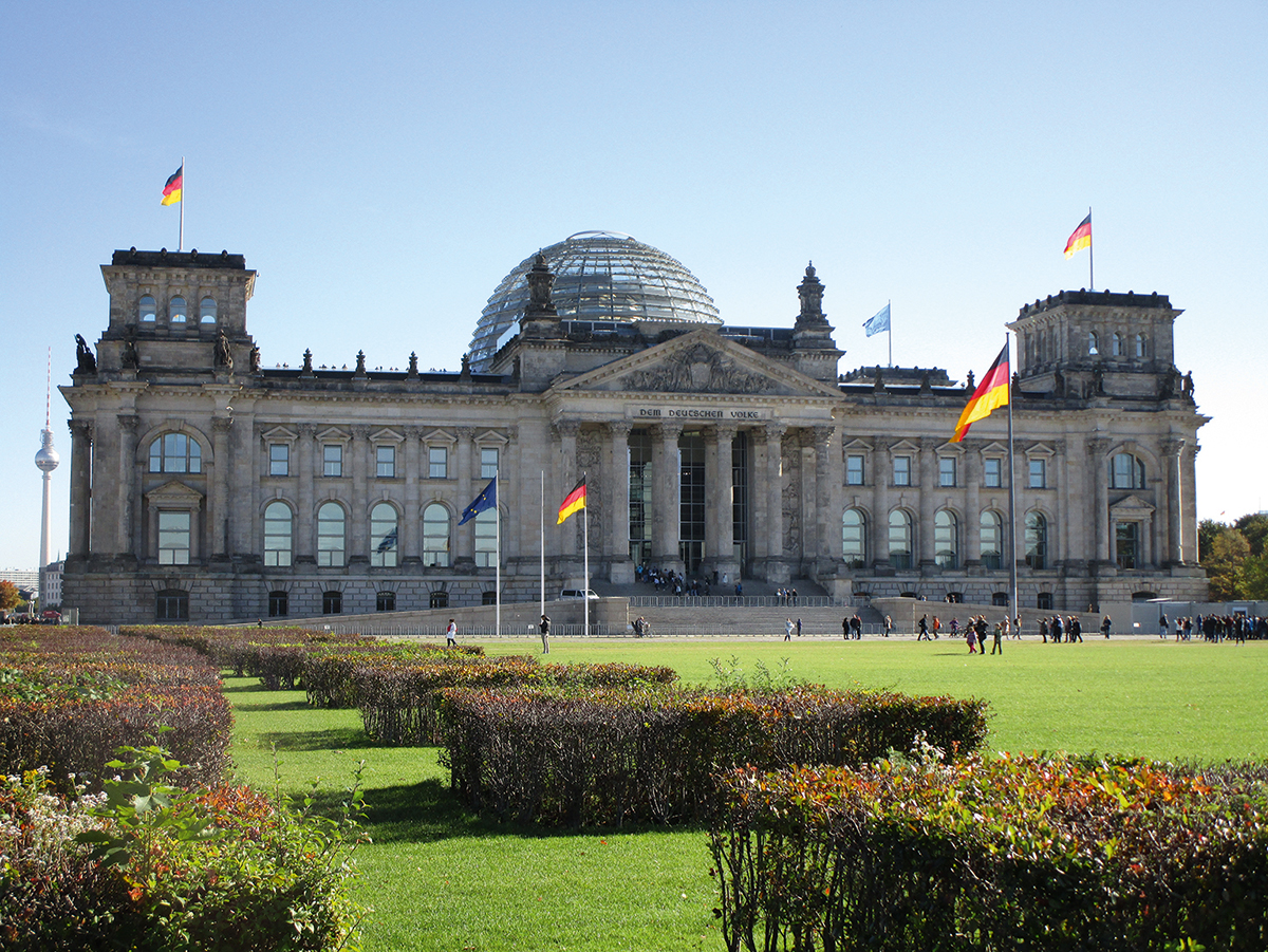 Le palais du Reichstag, siège du Parlement allemand depuis le retour des institutions à Berlin en 1999 (Licences : https://megapixel.click - betexion - photos for free de Pixabay)
